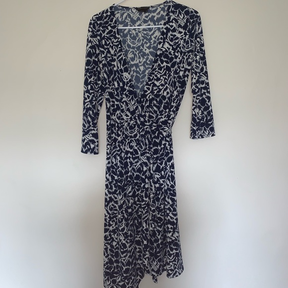 BCBGMaxAzria white & navy wrap dress size M - Picture 11 of 13